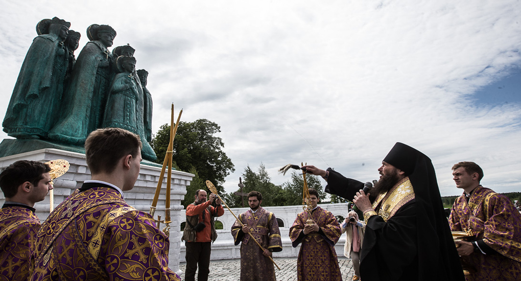 «Мы ничего не забыли»: в Годеново освящен памятник семье Николая II